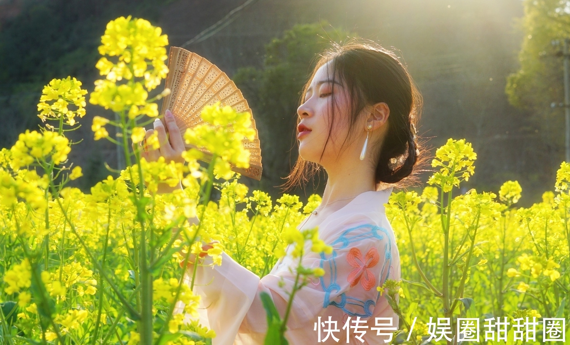 凉凉|五言格律:一卷丹青列,满怀诗趣融。行行皆擢秀,平仄润秋风