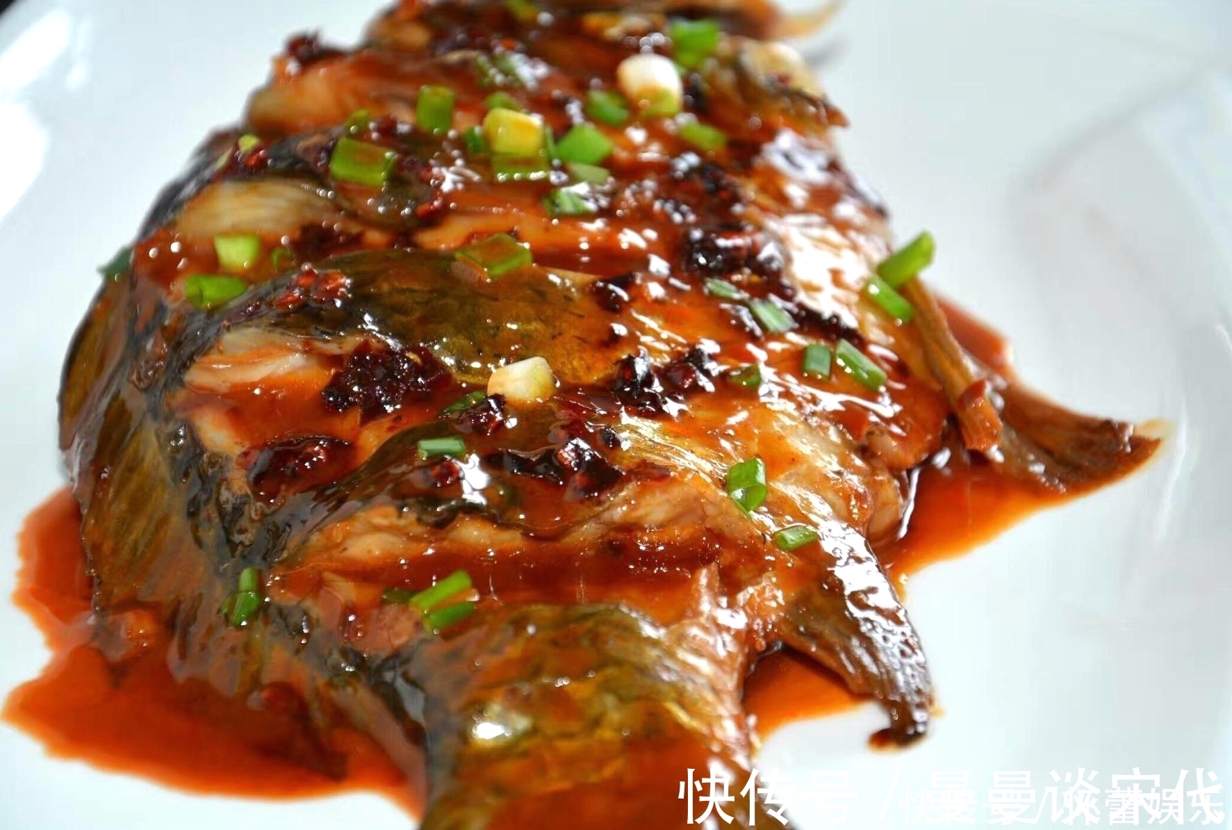 红烧鲫鱼时,掌握两个窍门,鲫鱼不破皮,而且没腥味