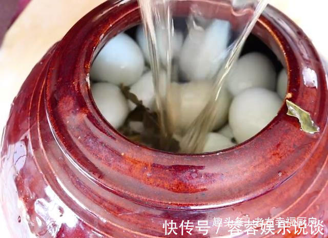 腌鸭蛋不可只放盐，教你正确做法，个个都流油，吃起来太香了