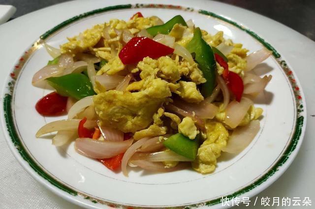 鸡蛋|洋葱是个宝,营养丰富降血压,加它一起炒,比番茄鸡蛋还简单