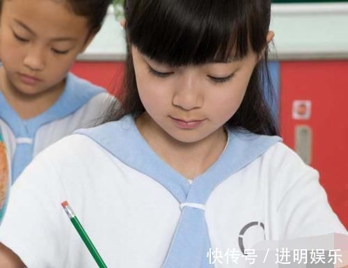 点名|9岁女儿忘带课本，老师在群里点名批评，宝爸回答后一片静默
