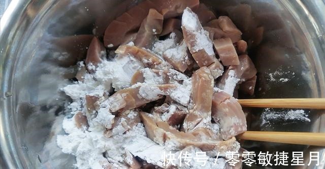 芹菜|处理好的猪腰花,加点芹菜一起炒,又香又入味,一点不膻气!