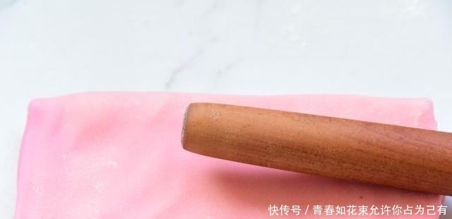 女神节，做一盘桃花酥送给妈妈，颜值高又美味，网友：女儿真贴心