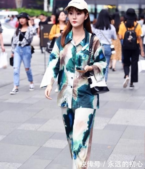 街拍|街拍:小姐姐穿着红色风衣外套头发盘在脑后气质成熟又靓丽