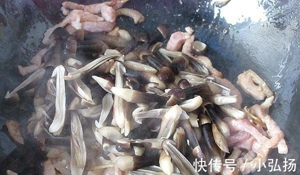 鸡枞菌|有钱就买这菜,300元多1斤,比松茸还贵,味香甜脆嫩,超滋补