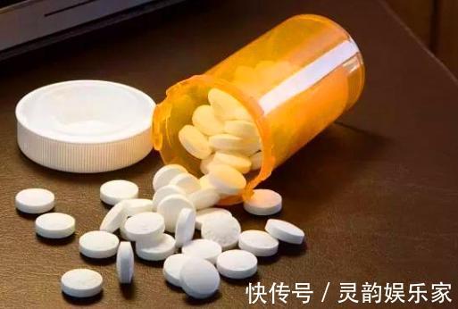 浇花|用2种“过期药”，泡水去浇花，土壤几年不板结，养啥都旺！