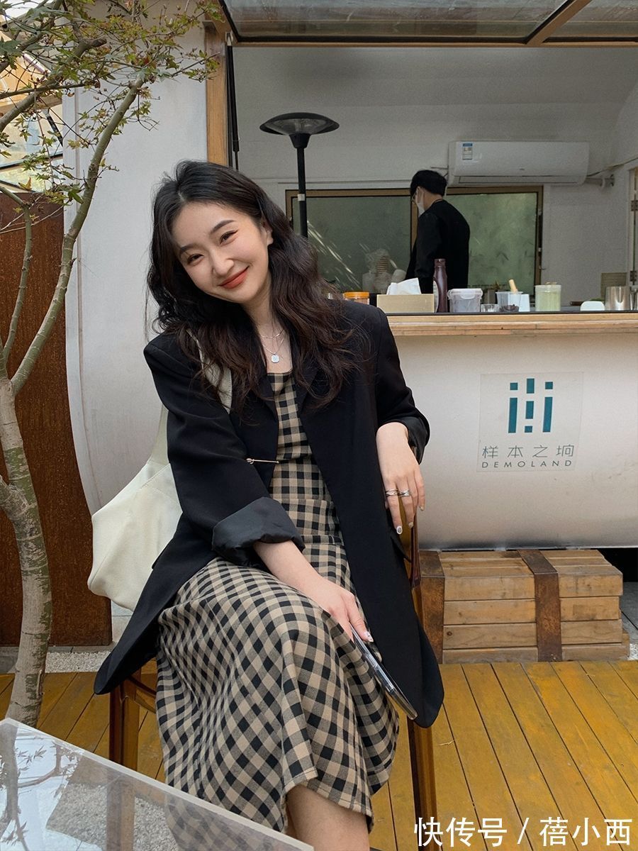 西装|真正有品味的女人,入秋第1套搭配首选“外套+裙子”,时髦又高级