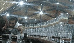 |搞笑GIF:本来我也想吃一口 但是碍于面子没张口