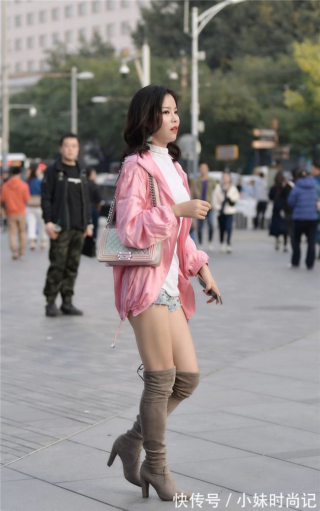 穿搭|毛边牛仔短裤,搭配粗跟过膝长靴,是时尚穿搭呀