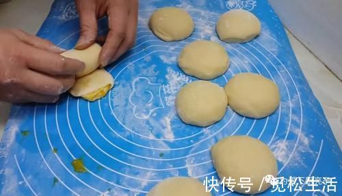 面粉别烤面包了，锅里烙一烙，个个松软香甜，保证全家都爱吃