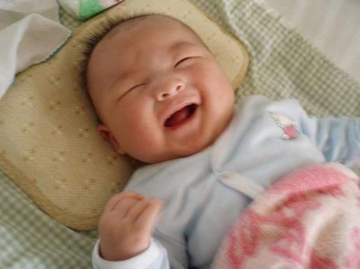 大脑|新生儿这个行为出现越早,说明大脑发育越好越聪明,你家宝宝有吗