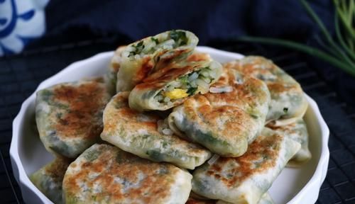 一把韭菜5斤饺子皮做懒人早餐,比韭菜盒子好吃,一口气吃10个