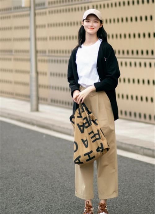 v领|2021年秋天一定要穿一次“针织开衫”,搭配半身裙,时髦更显气质