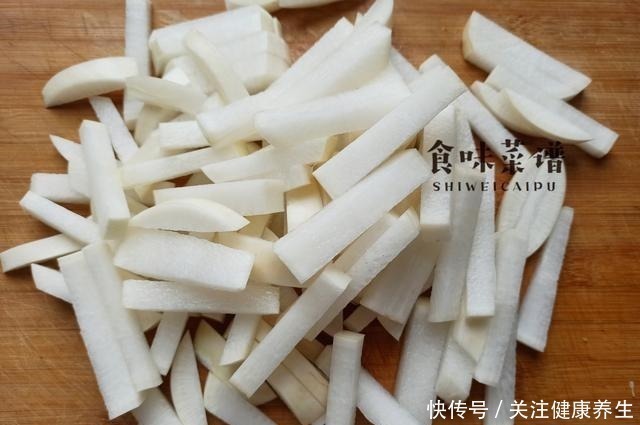 腌萝卜|奶奶教我的腌萝卜方法,无需一粒盐,酸甜又脆爽,2个小时就能吃