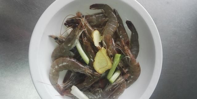 虾要这样做孩子才喜欢吃,一上桌全抢光,别再水煮了
