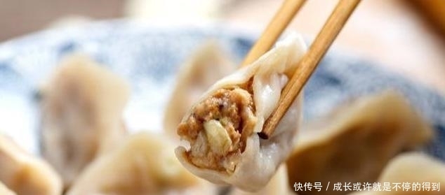 煮冻饺子,不要等到水开才下锅,做好“3步”,饺子不破皮口感好