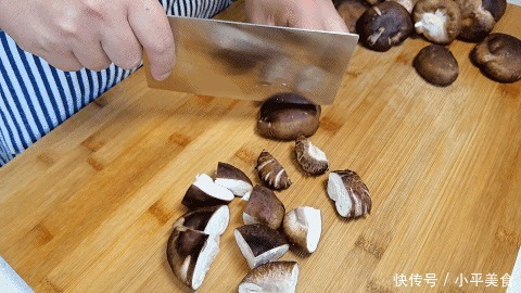 炒香菇时,不要直接就下锅,记住这一点,不放一点肉,味道比肉香