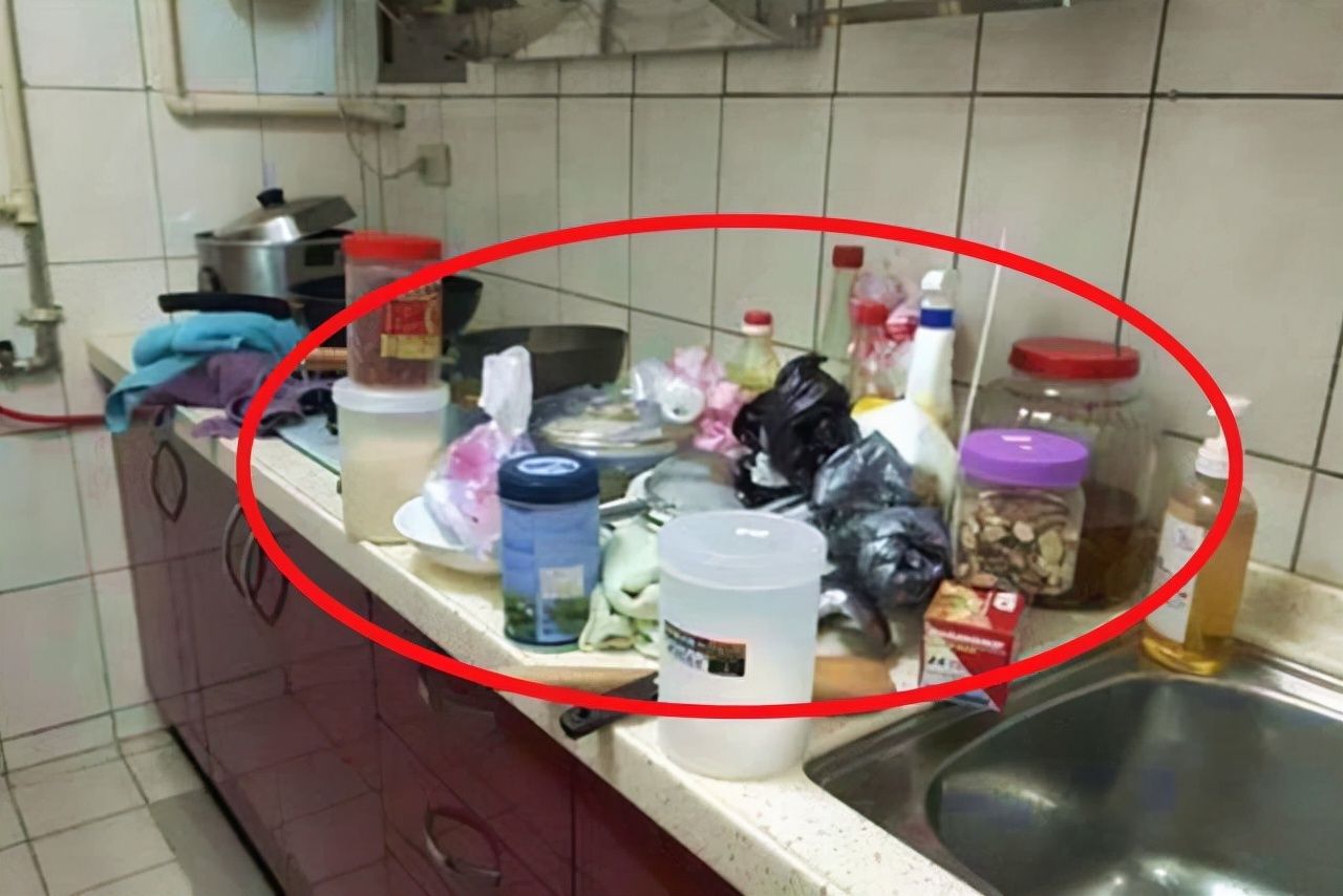 以前不懂，瓶瓶罐罐堆灶台！其实厨房早该这样弄，干干净净又精致