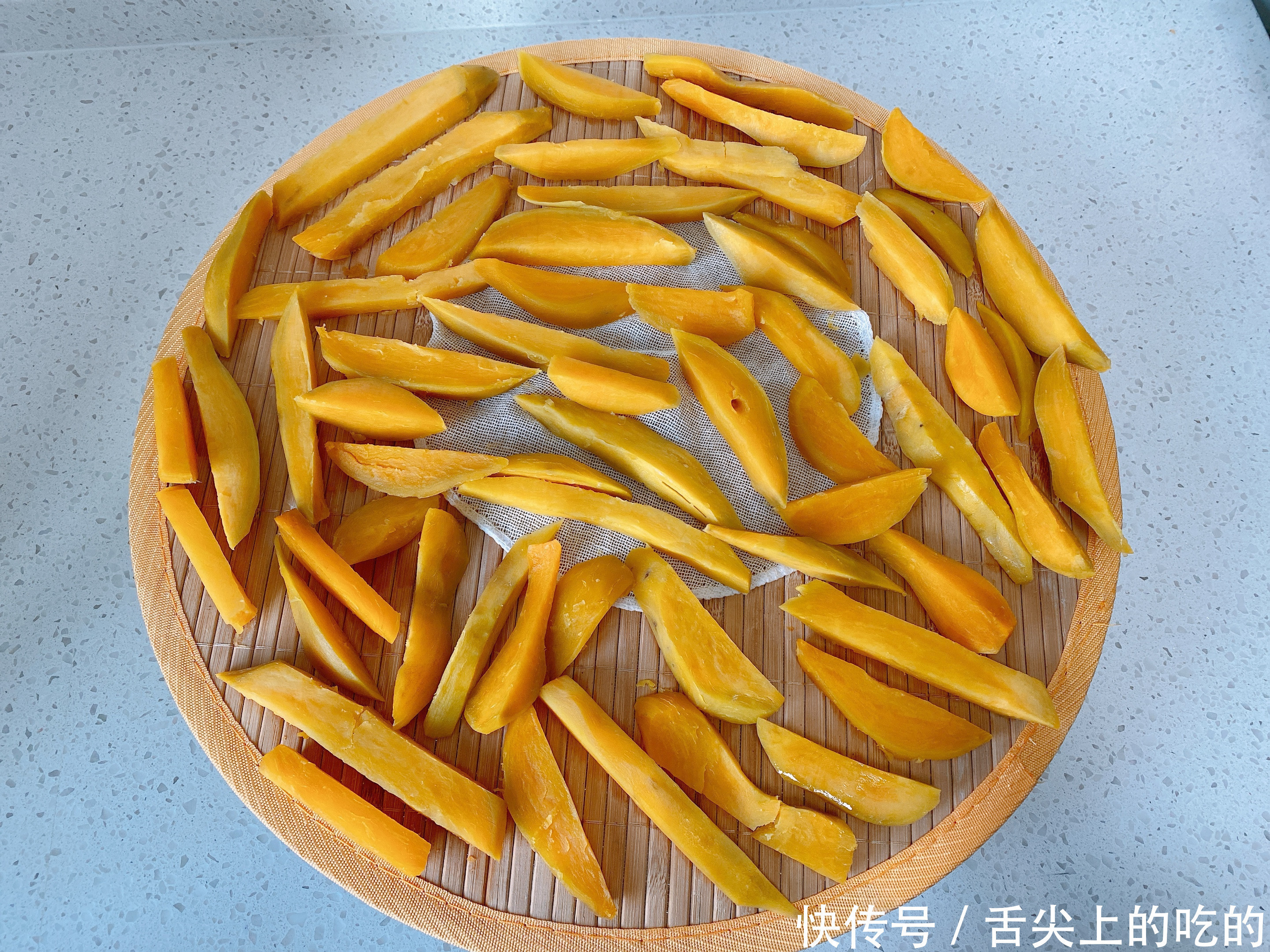 在家自制地瓜干原来这么简单,颜色不发黑香甜有嚼劲,保存时间久