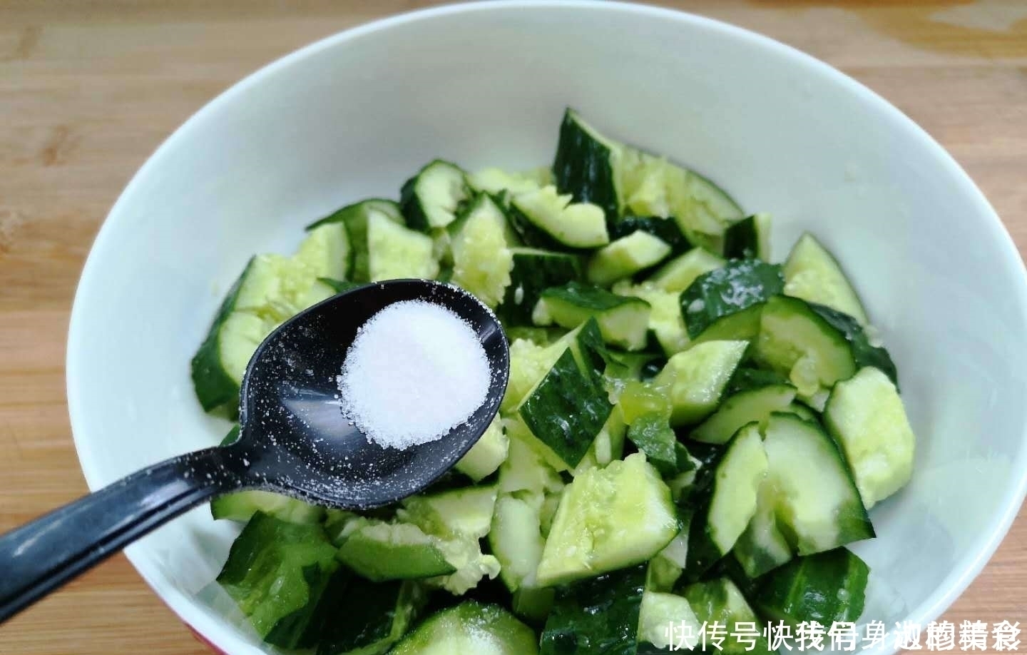 凉拌黄瓜时,直接拌是大错特错的,少了这一步黄瓜不脆,更不入味