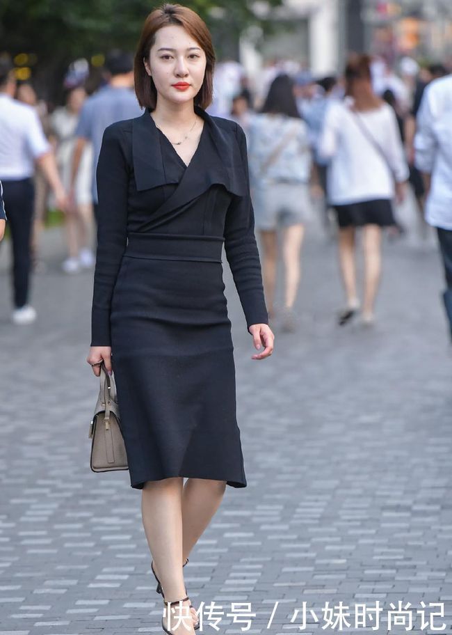 思路|街拍:气质女生的连衣裙穿搭示范,风格多样优雅耐看,穿搭思路值得借鉴