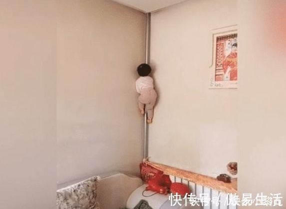 家长|3岁萌娃调皮爬暖气管,动作矫健迅速,网友:少侠你尿不湿要掉了