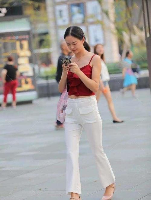 小姐姐 瑜伽裤穿搭在视觉上,总是给人享受,减龄效果相当不错艳压完胜