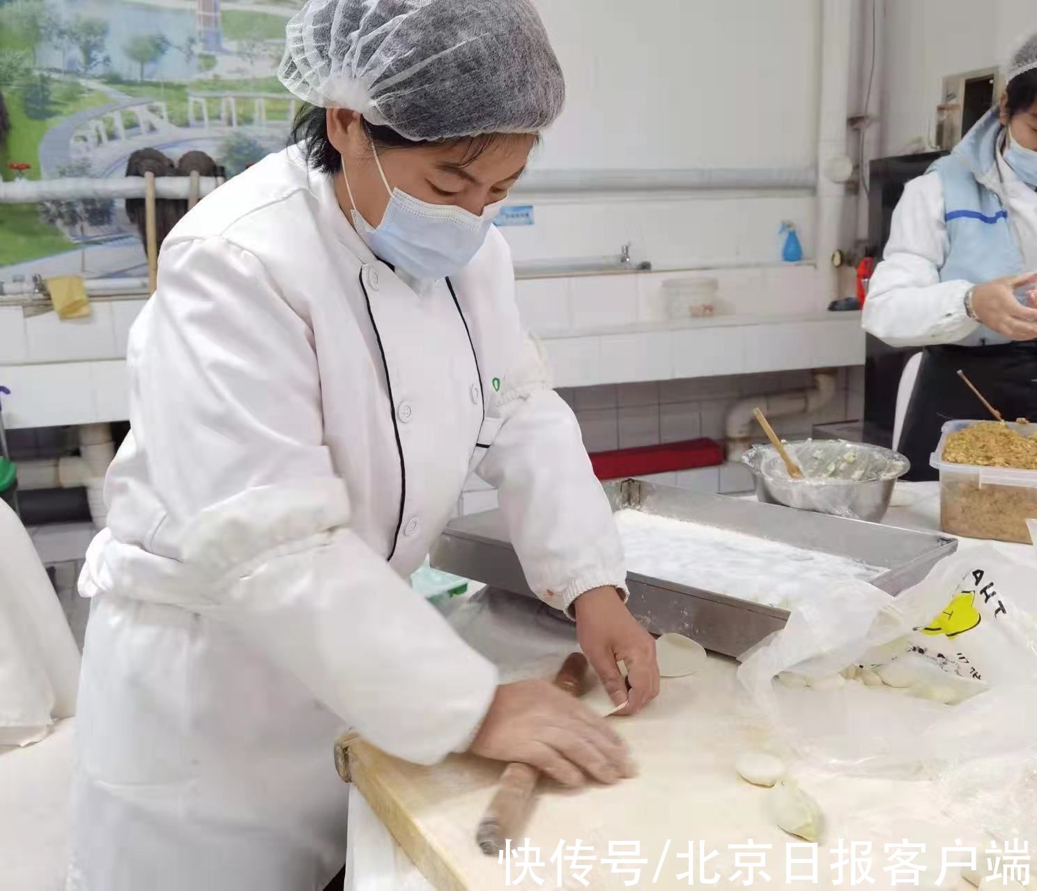 饺子|怡海花园封控区，立冬的饺子送进80岁老人家中