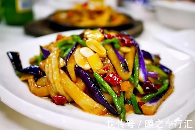 茄子|炒茄子,茄子先下锅炒就不错了!教你个新做法,茄子不吸油不发黑