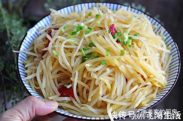 爽脆|炒土豆丝，别再焯水了！一步错步步错，难怪口感不爽脆，还粘锅！
