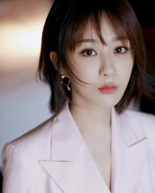 丸子头已经不流行了，今年这5种“发型”是真火，简单大方显脸小