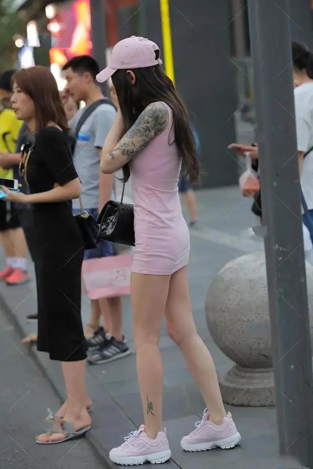 包臀 粉色包臀短裙搭配粉色运动鞋,一身粉的穿搭,更显粉嫩可爱