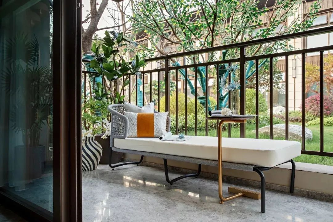 空间|115㎡现代轻奢,配色稳重优雅,材质华丽高级,风格很独特