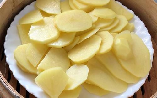  咸蛋|土豆的高级吃法，配上肉松和咸蛋黄，外酥里糯，咸鲜适口易操作