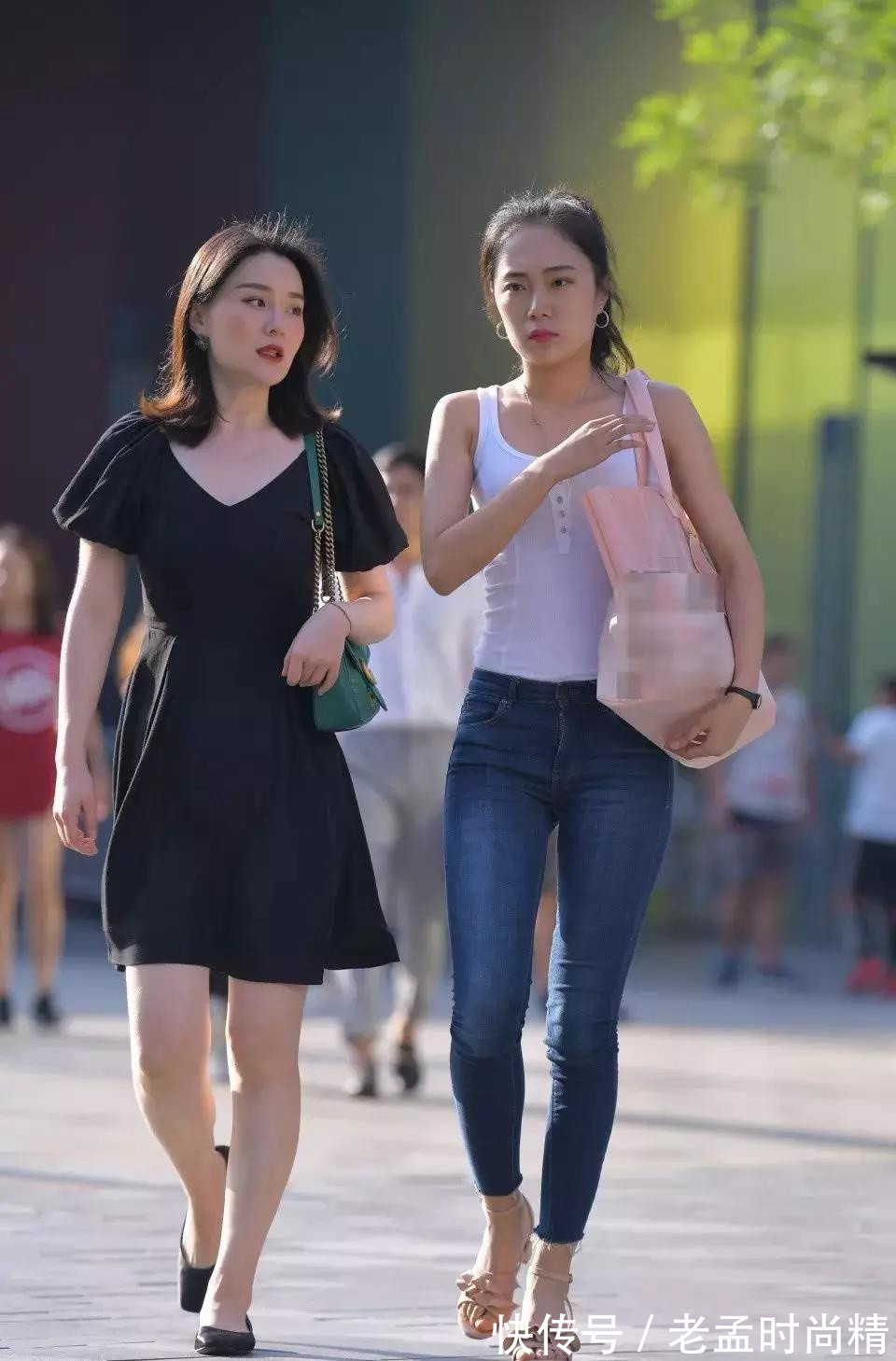 短裙|街拍: 一对时尚靓丽的闺蜜, 黑色连衣短裙美妇, 神似一位明星!