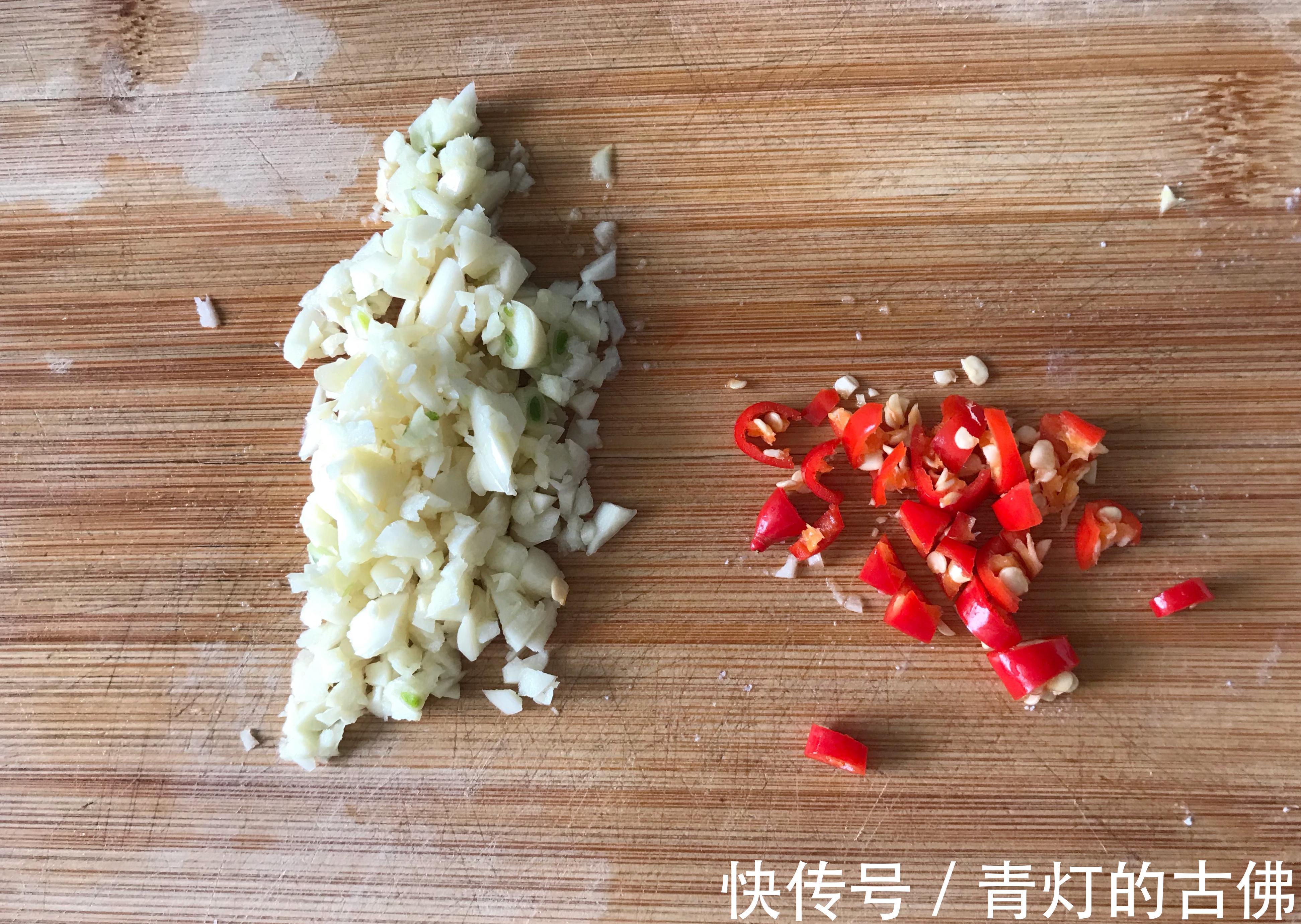 家常蚝油金针菇蒸豆腐,鲜美可口,蒸一蒸就出锅太简单了