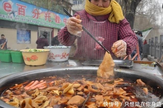  大妈校门口卖小吃，学生放学抢着来买，十年从未涨价！