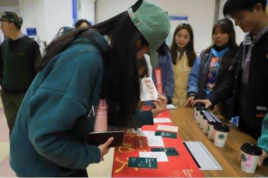 学长学姐|大一学生们熬制冰糖雪梨温暖冲刺考研的学长学姐