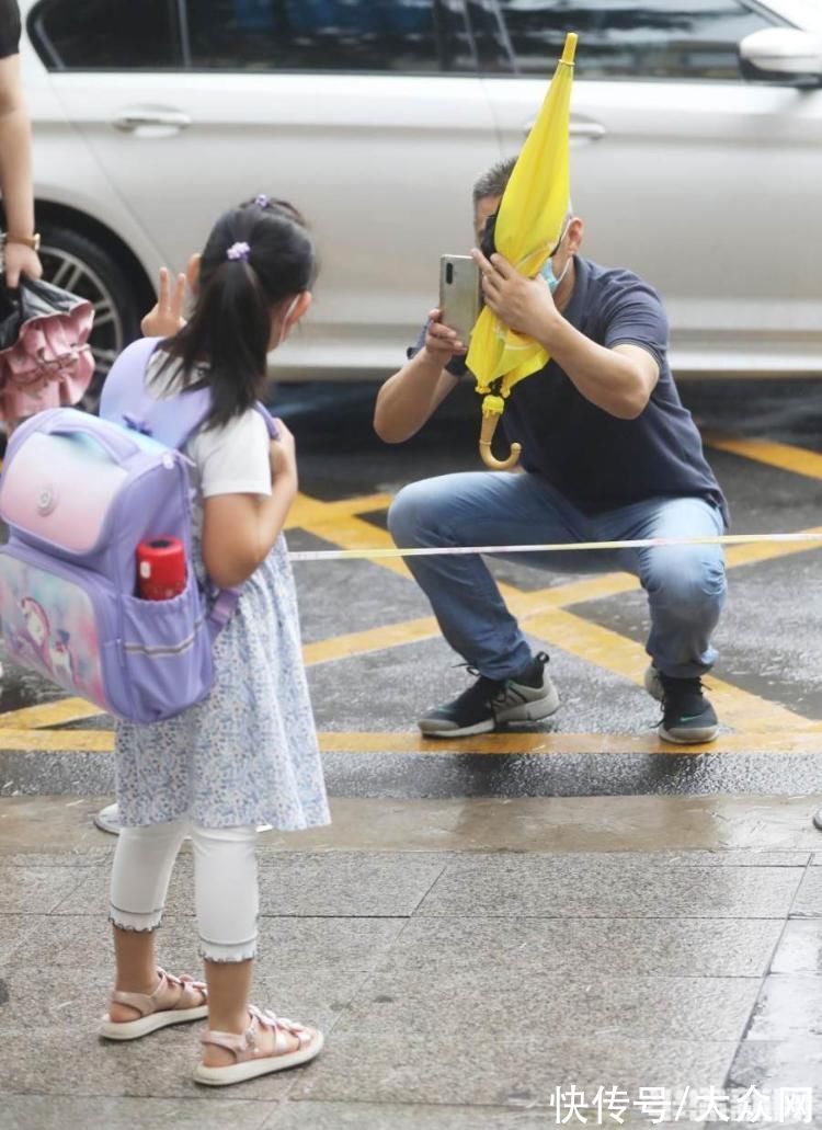 入学|一年级“小萌新”雨中入学