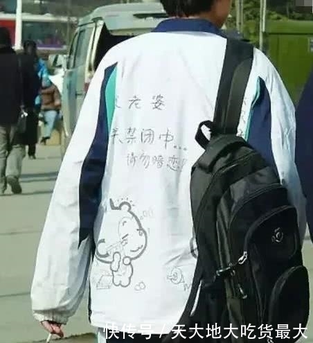 班主任要打美术老师拼命护：堪比梵高的校服涂鸦，网友：作业太少