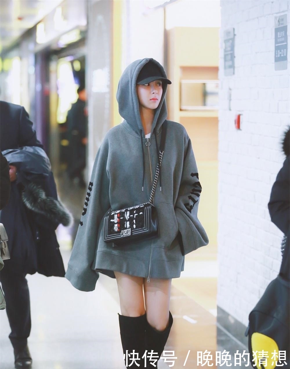 卫衣配小脚裤！瞧瞧这种穿法，时髦又减龄也很美