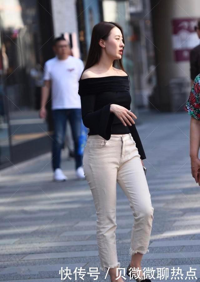 黑色露肩衣搭配白色小长裤,气质优雅,清新迷人