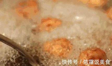 母亲炸萝卜丸子调面糊时，不加水只加“它”，丸子又香又脆！