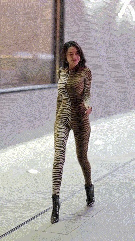 |搞笑GIF段子:这么漂亮的妹子敢嫁你,你敢娶么!