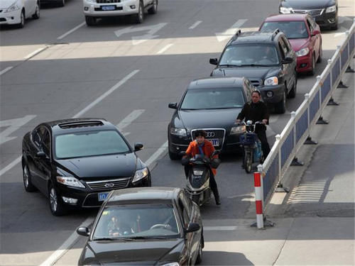 |宝马MINI加塞,驾驶员操作太搞笑,后车:情商够高,这次忍了!