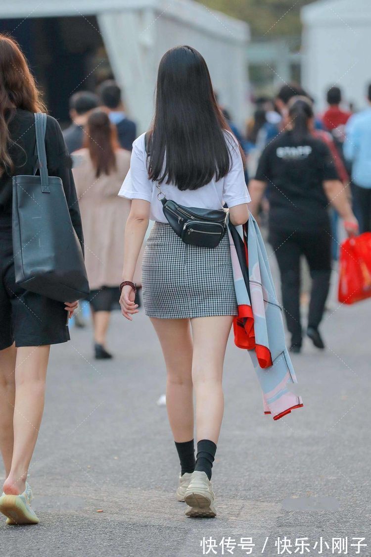 短袖 白色的短袖衫清新又显气质,高挑美丽又显清新