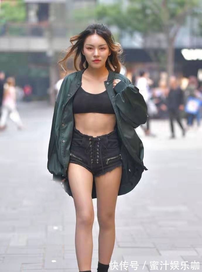小姐姐 好看又显气质的基础款穿搭,短打背心+牛仔短裤,清新又有女人味