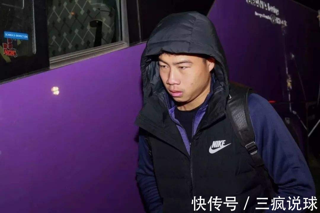 隔离|中超球员回家结婚被隔离,与楼下新娘视频结婚,隔空飞吻太感人