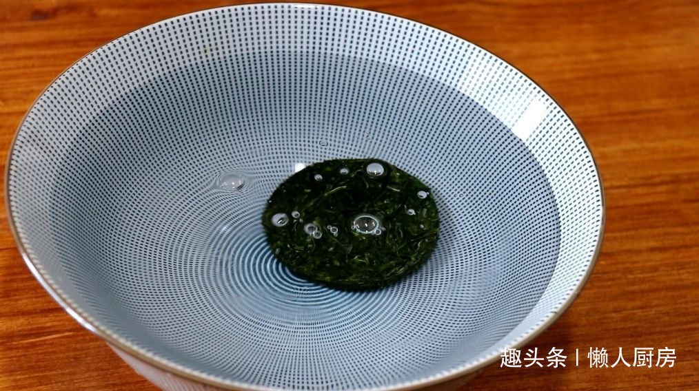 小小一个压缩海带卖5元，泡发后超多，凉拌着吃，酸辣开胃