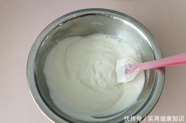 夏天不用烤箱也能做蛋糕,1搅1拌就完成,入口即化,孩子超爱吃